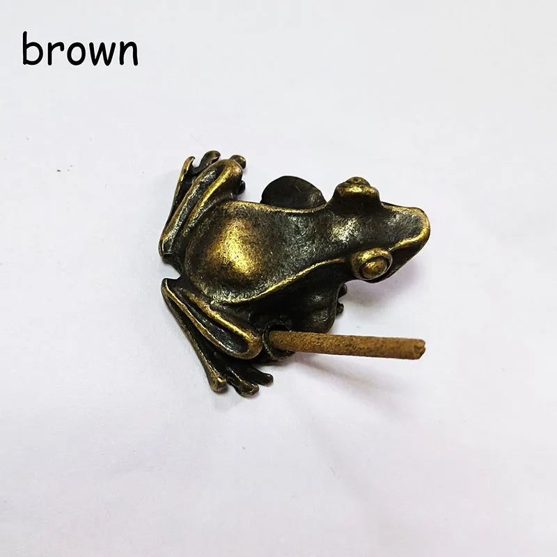 Quemador de incienso vintage de aleación con diseño de rana zen; soporte para varitas de incienso de sándalo; mini escultura decorativa para el hogar y mascota de té.
