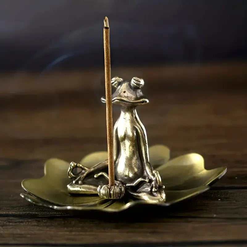 Quemador de incienso vintage de aleación con diseño de rana zen; soporte para varitas de incienso de sándalo; mini escultura decorativa para el hogar y mascota de té.