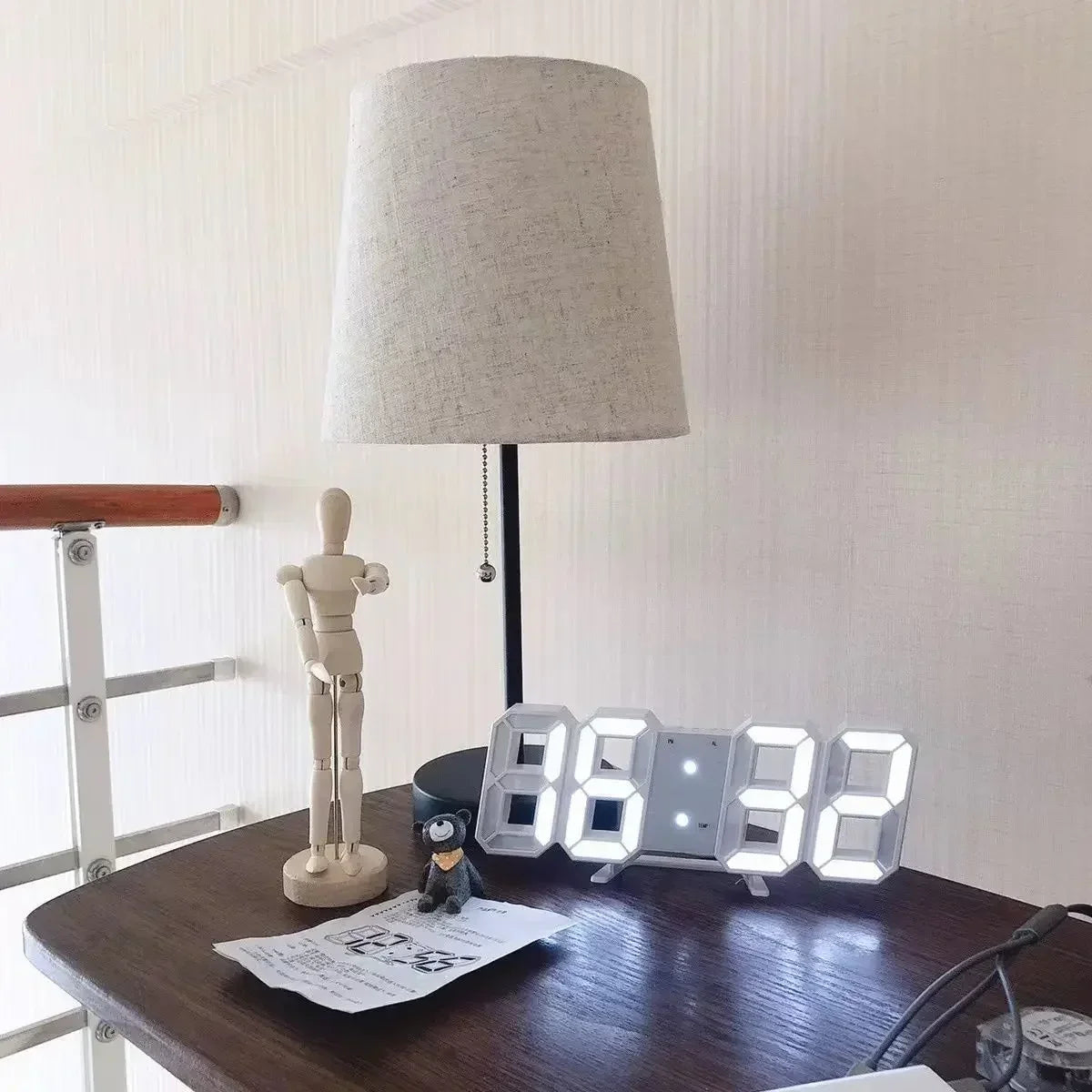 Reloj digital LED 3D de pared con modo nocturno luminoso; decoración electrónica ajustable con estética ideal para dormitorios.