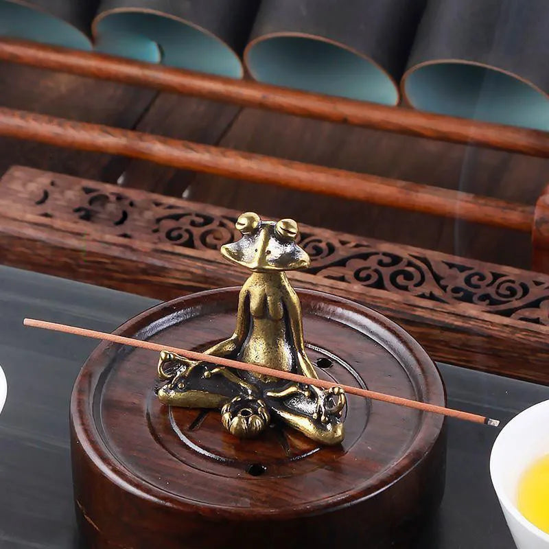 Quemador de incienso vintage de aleación con diseño de rana zen; soporte para varitas de incienso de sándalo; mini escultura decorativa para el hogar y mascota de té.