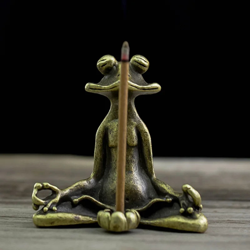 Quemador de incienso vintage de aleación con diseño de rana zen; soporte para varitas de incienso de sándalo; mini escultura decorativa para el hogar y mascota de té.
