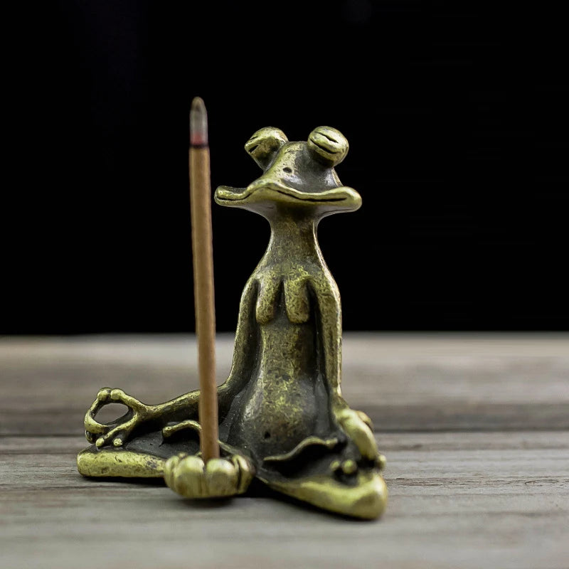 Quemador de incienso vintage de aleación con diseño de rana zen; soporte para varitas de incienso de sándalo; mini escultura decorativa para el hogar y mascota de té.